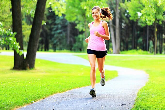 Valandą bėgimas ryte padės numesti svorio per savaitę