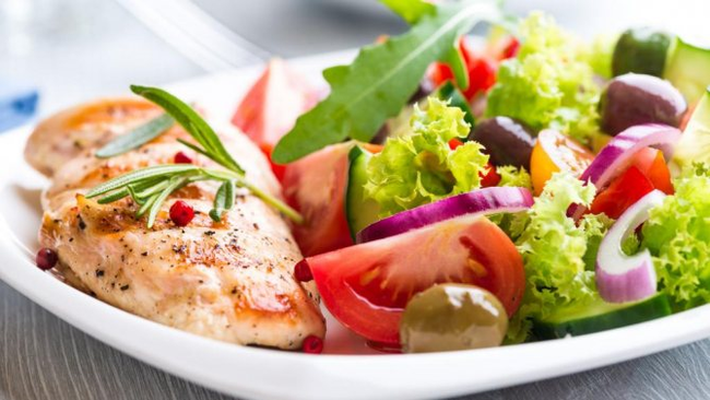 daržovių salotos ir žuvis laikantis baltymų dietos