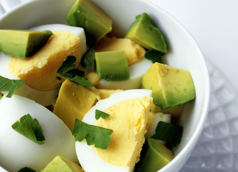 salotos su avokadu ir kiaušiniais laikantis baltymų dietos