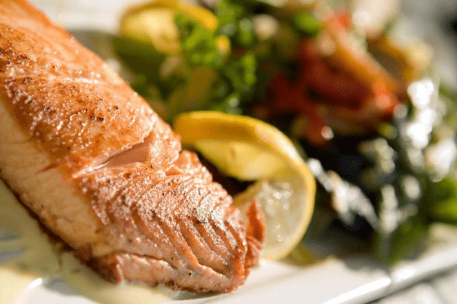 žuvis laikosi baltymų dietos