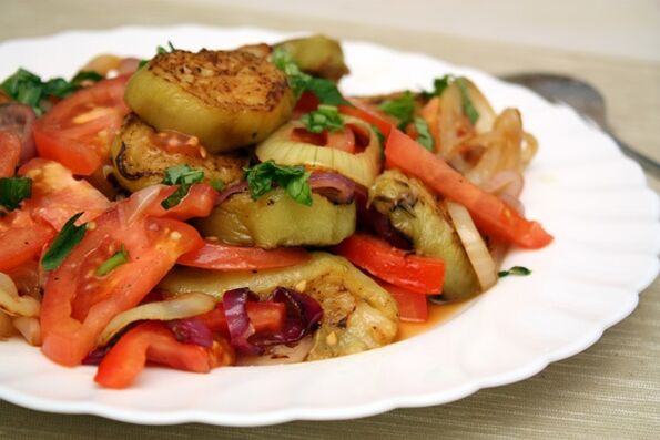 Į Maggi dietą įeina sveikos salotos iš daržovių ir virtų baklažanų. 